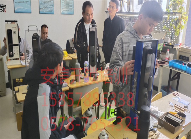 安信开锁学校学配钥匙